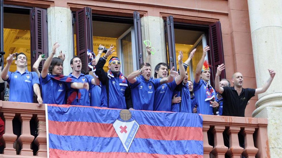 Los jugadores del Eibar celebrando el ascenso a Primera Divisin
