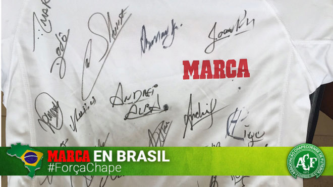 El Chapecoense firma la camiseta de MARCA