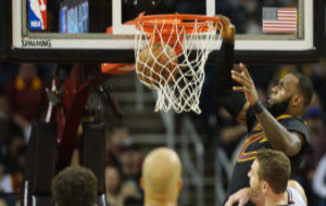 LeBron James (Cavaliers), machacando el aro de los Spurs