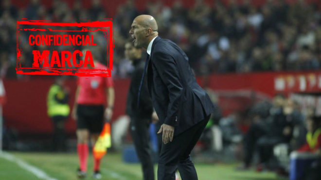 Zidane da instrucciones a los suyos en Sevilla.