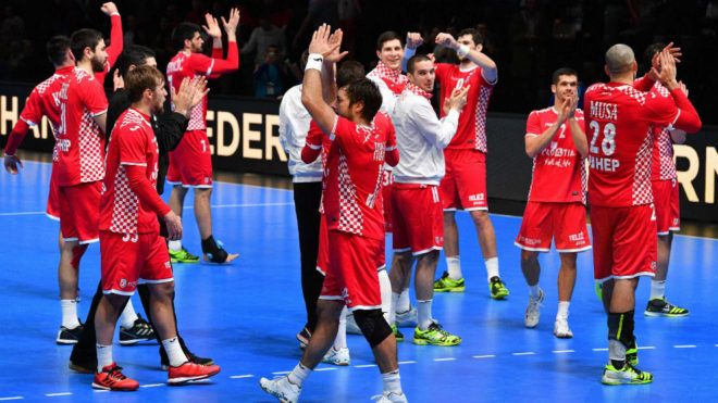 Los jugadores croatas saludan al pblico en Montpellier tras...