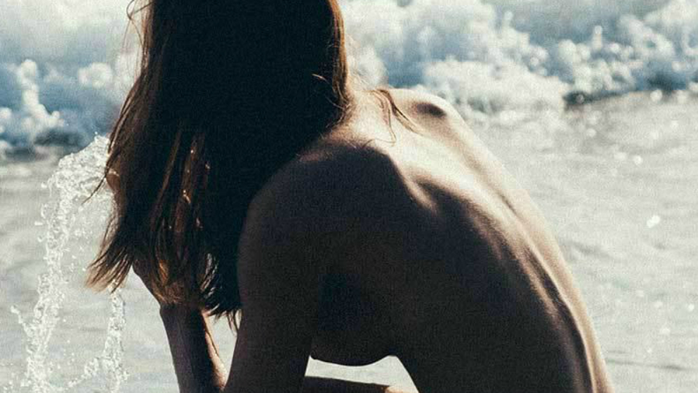 Lisa Marie Bosbach, su desnudo más sensual a orillas del mar.