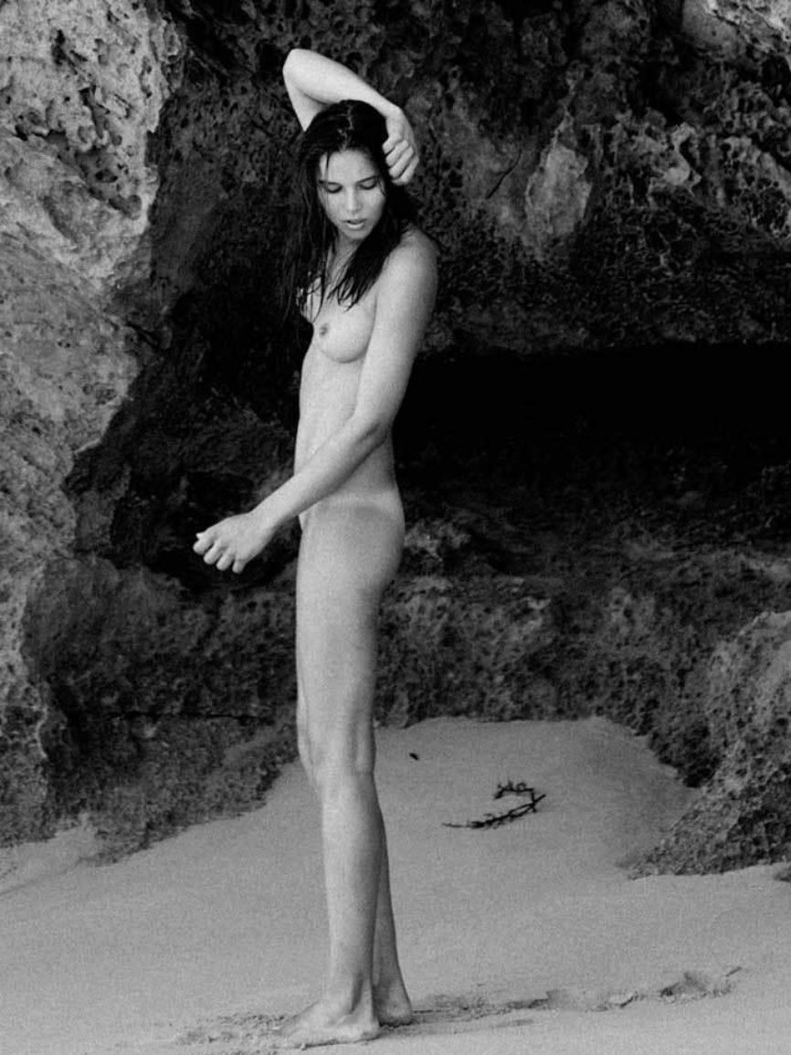 Lisa Marie Bosbach, su desnudo más sensual a orillas del mar.
