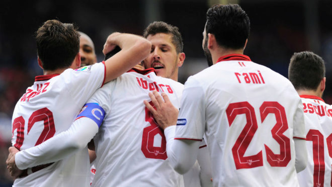 Los jugadores del Sevilla celebran uno de los goles de Iborra a...