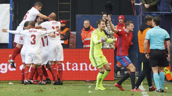 Los jugadores del Sevilla celebran un gol mientras los de Osasuna...