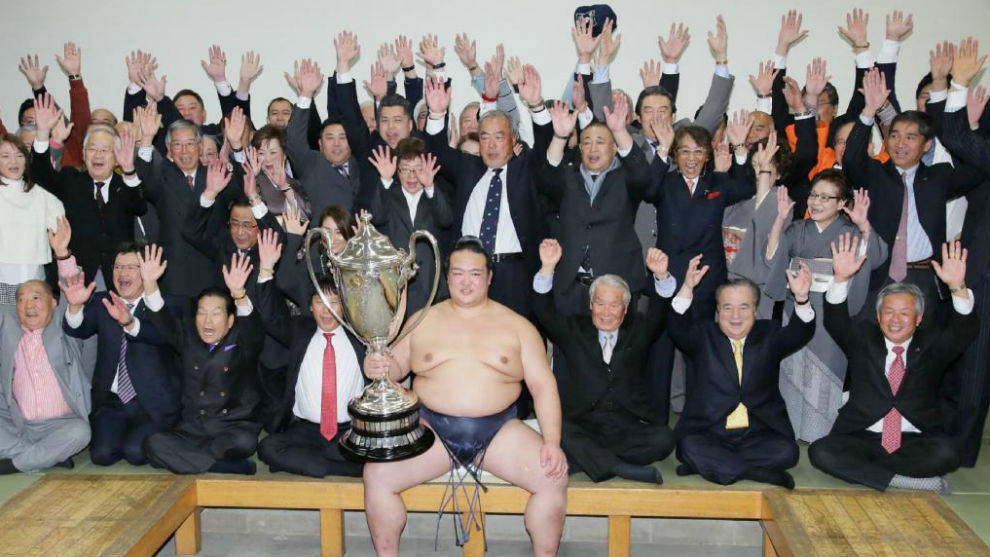 Ozeki Kisenosato celebra su triunfo en el Torneo de Ao Nuevo.