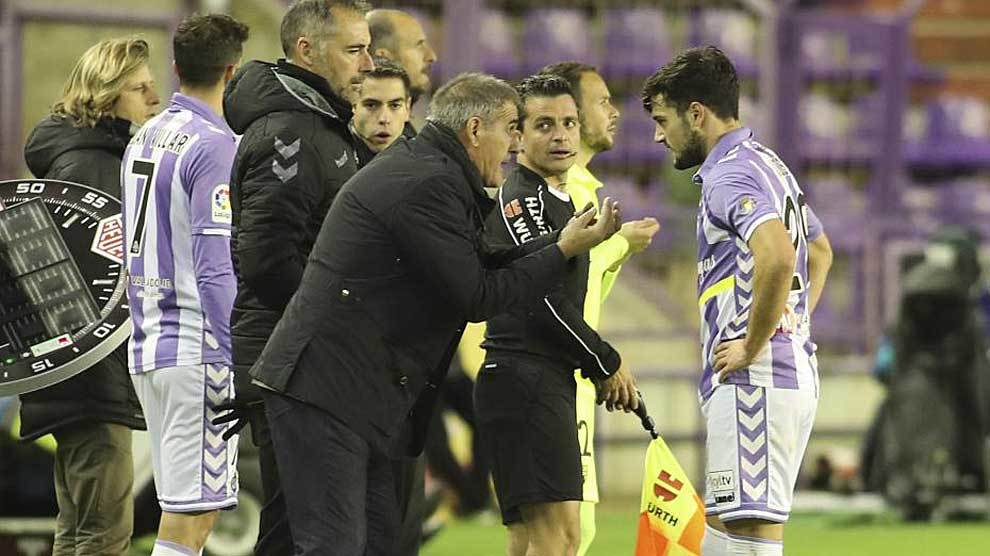 Paco Herrera da instrucciones a Jose durante el partido ante el...