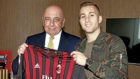 Deulofeu posa con la camiseta del Milan junto a Galliani.