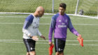 Zidane habla con Achraf en un entrenamiento.