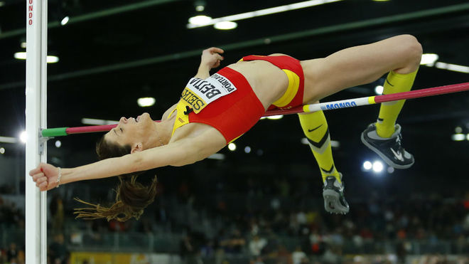 Ruth Beitia realiza un salto en competicin de pista cubierta.