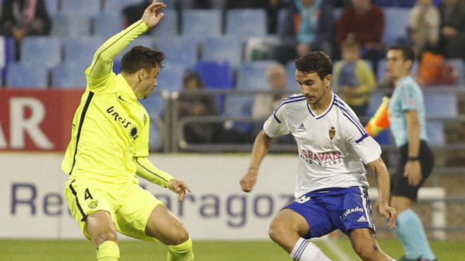 Juan Muoz encara a un rival en un partido frente al Almera.
