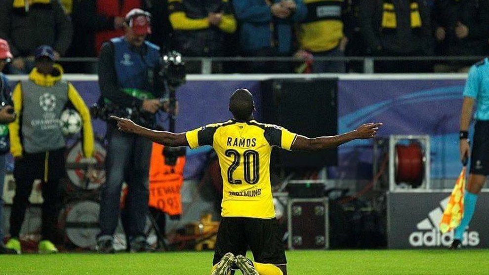 Adrin Ramos celebrando un gol en su etapa en el Borussia Dortmund.