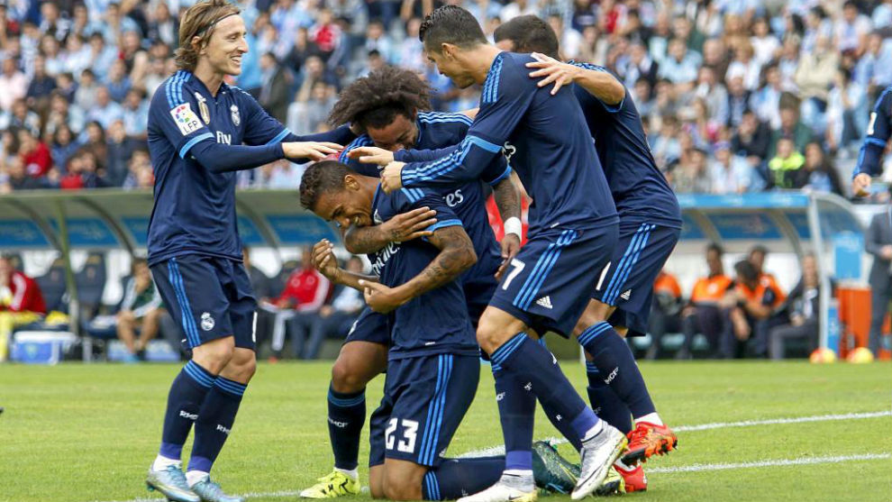 Danilo celebrando su primer gol en el Madrid con sus compaeros
