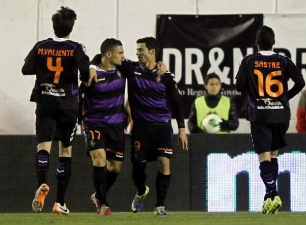 Pea y Javi Guerra celebran un gol en Vallecas con el Valladolid