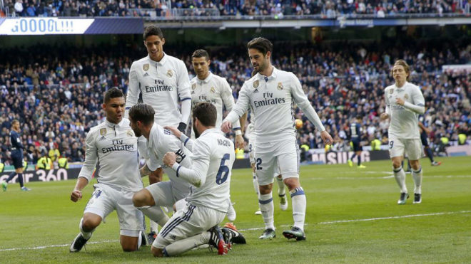 Los jugadores del Madrid celebran uno de los goles al Mlaga