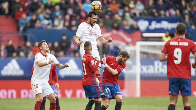 Franco Vázquez despeja un balón aéreo en el Osasuna-Sevilla.