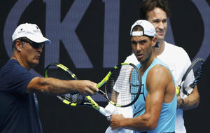 Toni Nadal dando instrucciones a Rafa. Junto a ellos, Carlos Moy.