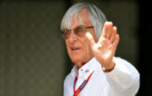 Bernie Ecclestone (86) saluda a los aficionados durante un gran premio...