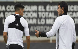 Enzo Prez y Dani Parejo, en un entrenamiento del Valencia.