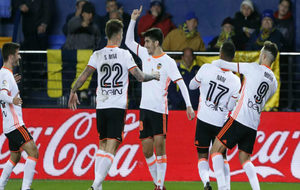 Soler celebra con sus compaeros el gol que marc en El Madrigal.