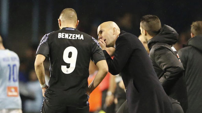 Zidane, dando instrucciones a Benzema en Balaídos