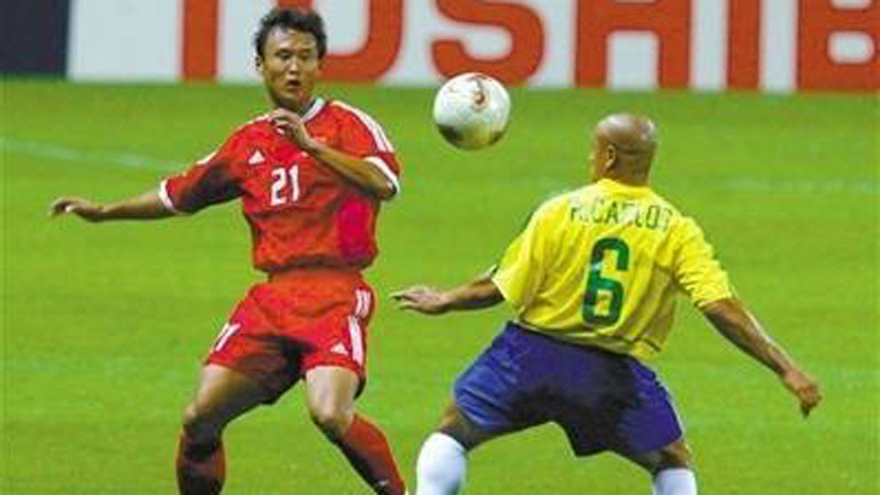 Xu Yunglong pugna con Roberto Carlos en el Mundial 2002