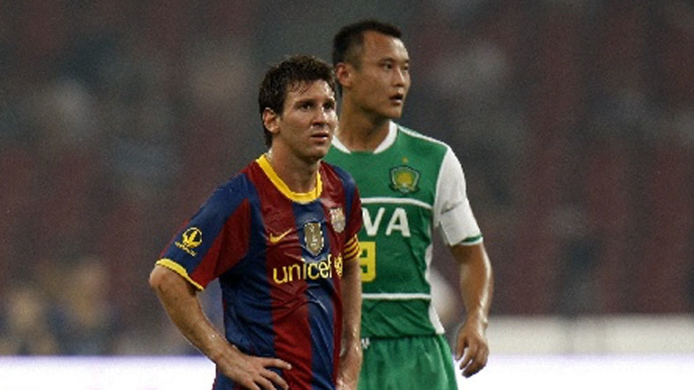 Messi junto a Xu Yunglong en un amistoso de pretemporada del Barcelona