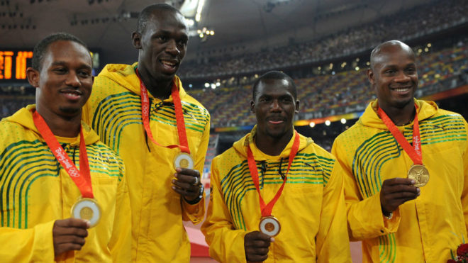 Frater, Powell, Carter y Bolt, con la medalla del relevo de Pekn...