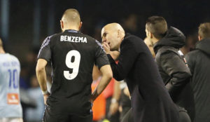 Zidane, dando instrucciones a Benzema en Balados