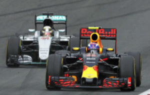 Verstappen rueda por delante de Hamilton en el Gran Premio de Austria