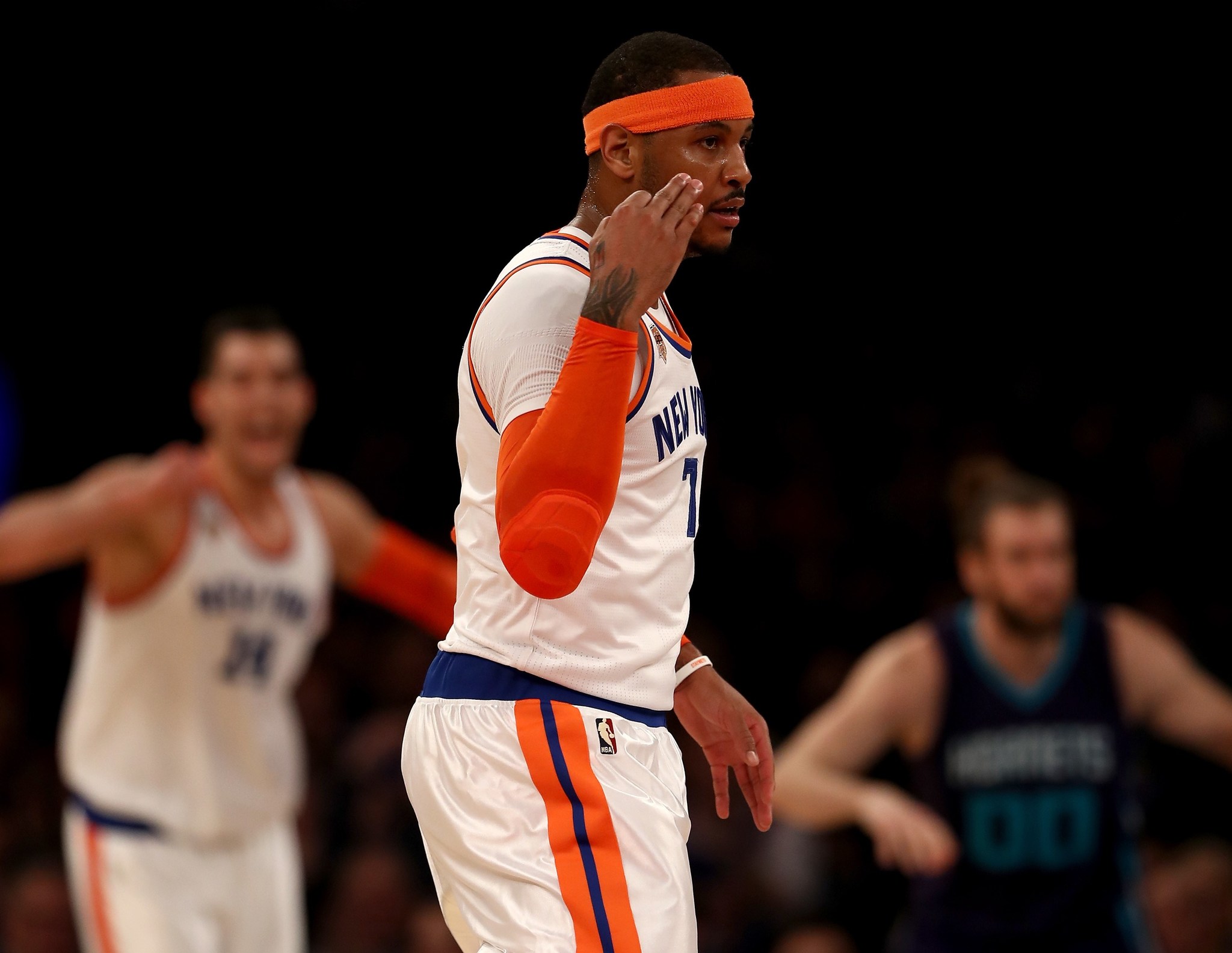 Carmelo Anthony (Knicks) ante los Hornets con Willy Hernangmez de...