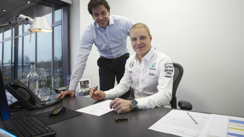 Toto Wolff y Valtteri Bottas, en el momento de la firma del contrato como piloto de Mercedes.
