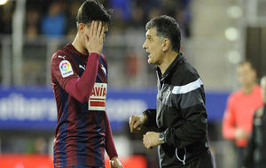 Mendilibar habla con Dani Garca durante el partido.