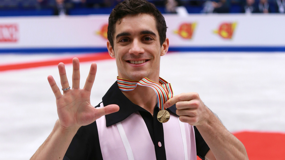 Javier Fernndez muestra su quinta medalla