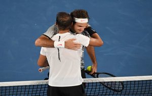 Nadal y Federer se abrazan tras la final de Australia