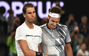 Nadal y Federer se saludan tras la final de Australia