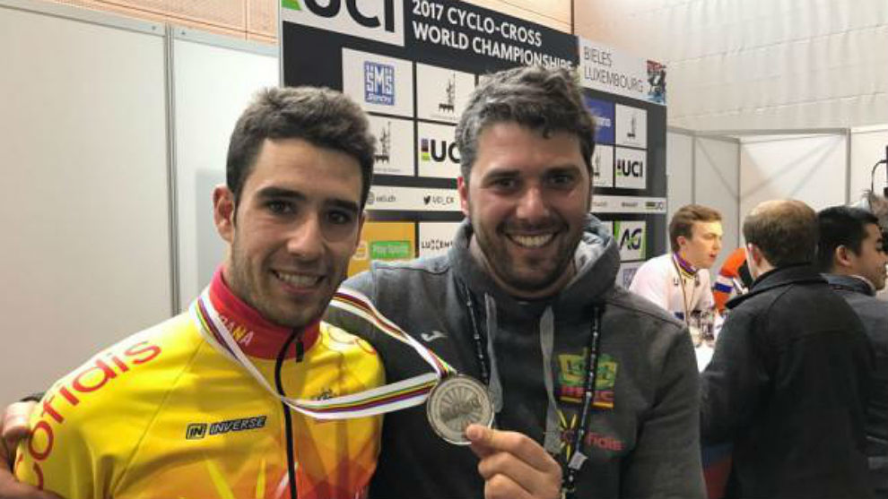 Felipe Orts, con la medalla y el seleccionador Pascual Monparler.