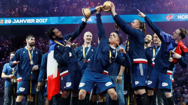 Los jugadores franceses, con el trofeo de campeones del mundo.