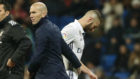 Zidane saluda a Benzema cuando ste se marcha al banquillo.
