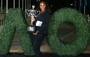 Serena Williams posa con su trofeo del Abierto de Australia