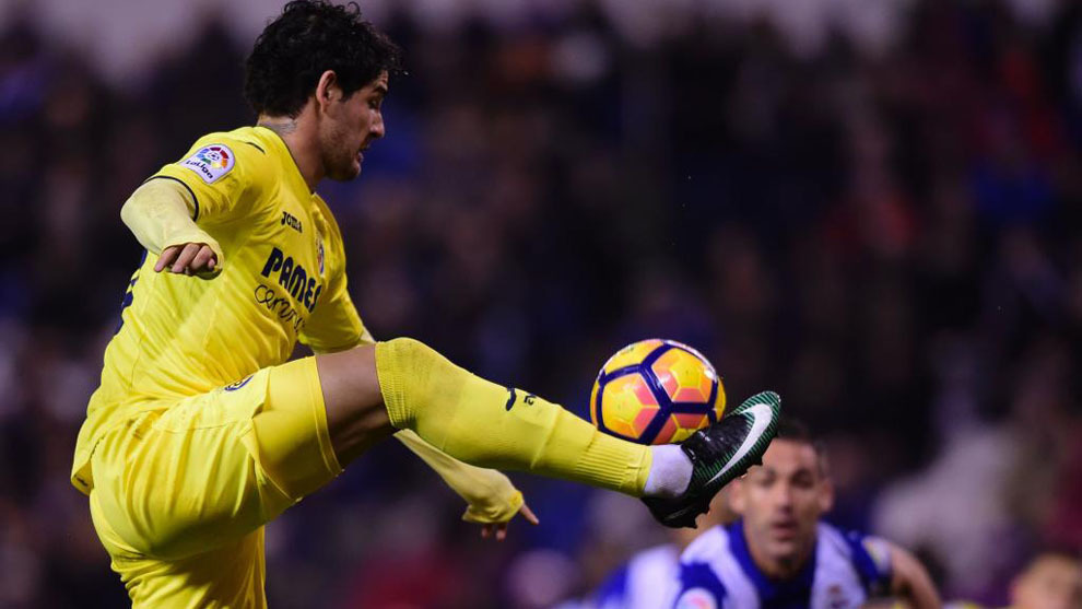 Pato controla un baln en el aire durante un partido del Villarreal...