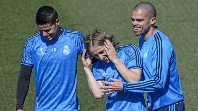 James, Modric y Pepe, durante un entrenamiento.