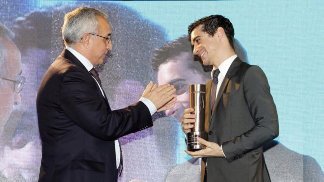 Javier Fernndez recoge el galardn de manos del presidente del COE...