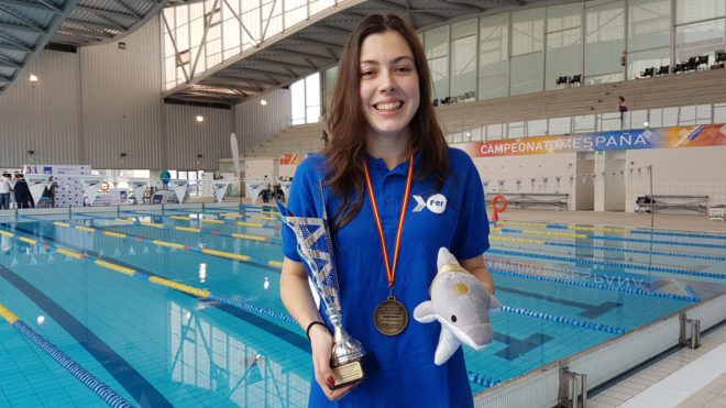 Eva Coronado con la medalla y el trofeo del Campeonato de Espaa AXA...