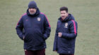 Simeone y Burgos charlan durante un entrenamiento en el Cerro del...