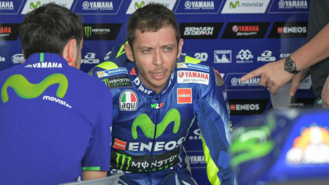 Rossi, en el box de Yamaha en Sepang.
