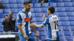 Marc Navarro celebra un gol con Piatti