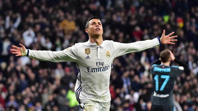 Cristiano Ronaldo abre lo brazos para celebrar un gol.