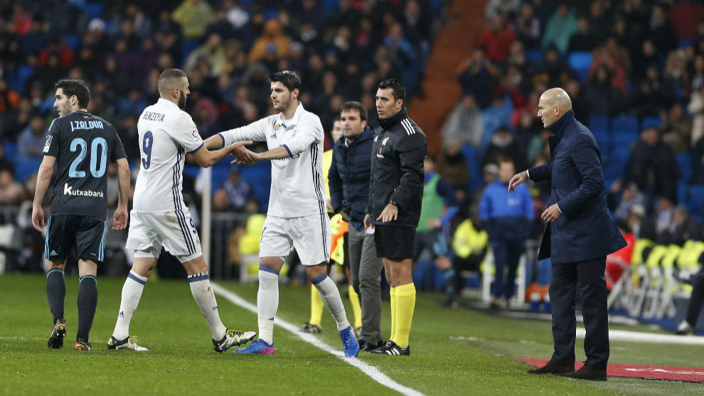 lvaro Morata sale en sustitucin de Benzema en un partido en el...