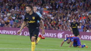 Correa anota un gol ante el Barcelona en el choque liguero en el Camp...